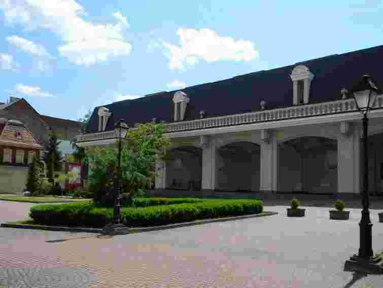 Фасад Палацу мистецтв прикрасять барельєфи українських митців