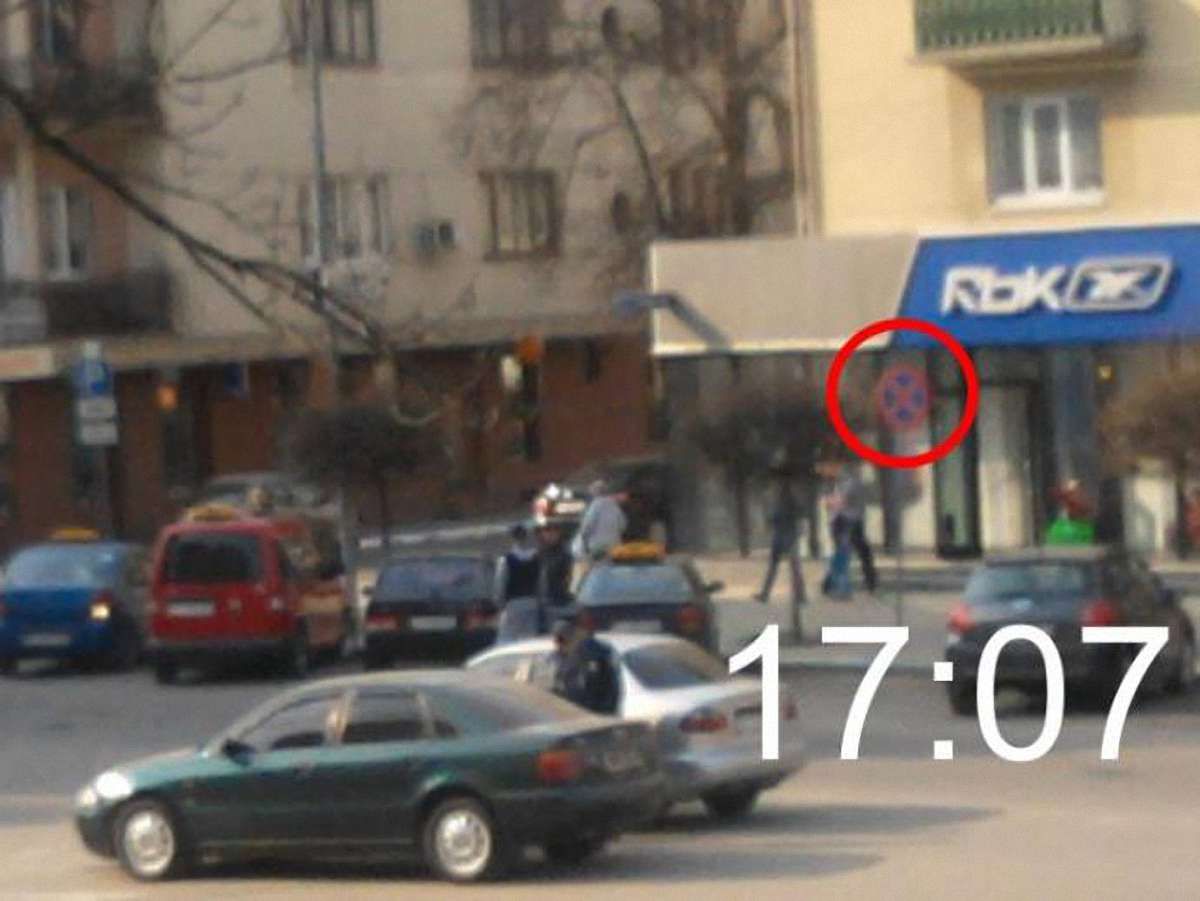 Франківські водії припаркувались під знаком «Зупинка заборонена»