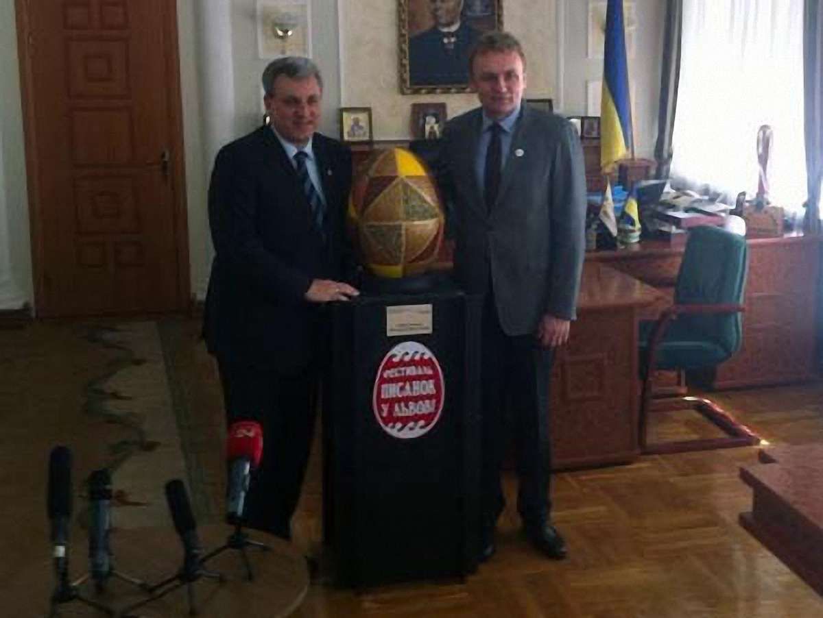 Львів подарував Сумам Кавову писанку