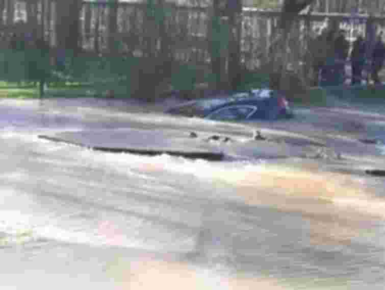 У Києві автомобіль провалився під асфальт. Відео