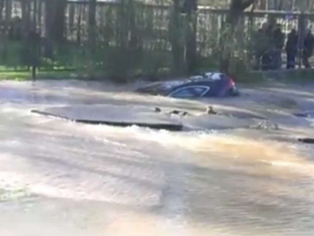 У Києві автомобіль провалився під асфальт. Відео