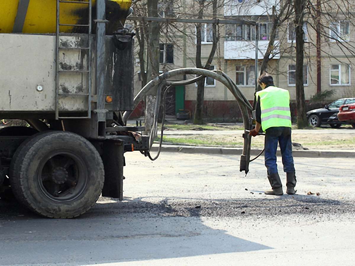 Через казначейство у Львові можуть припинити ямкові ремонти