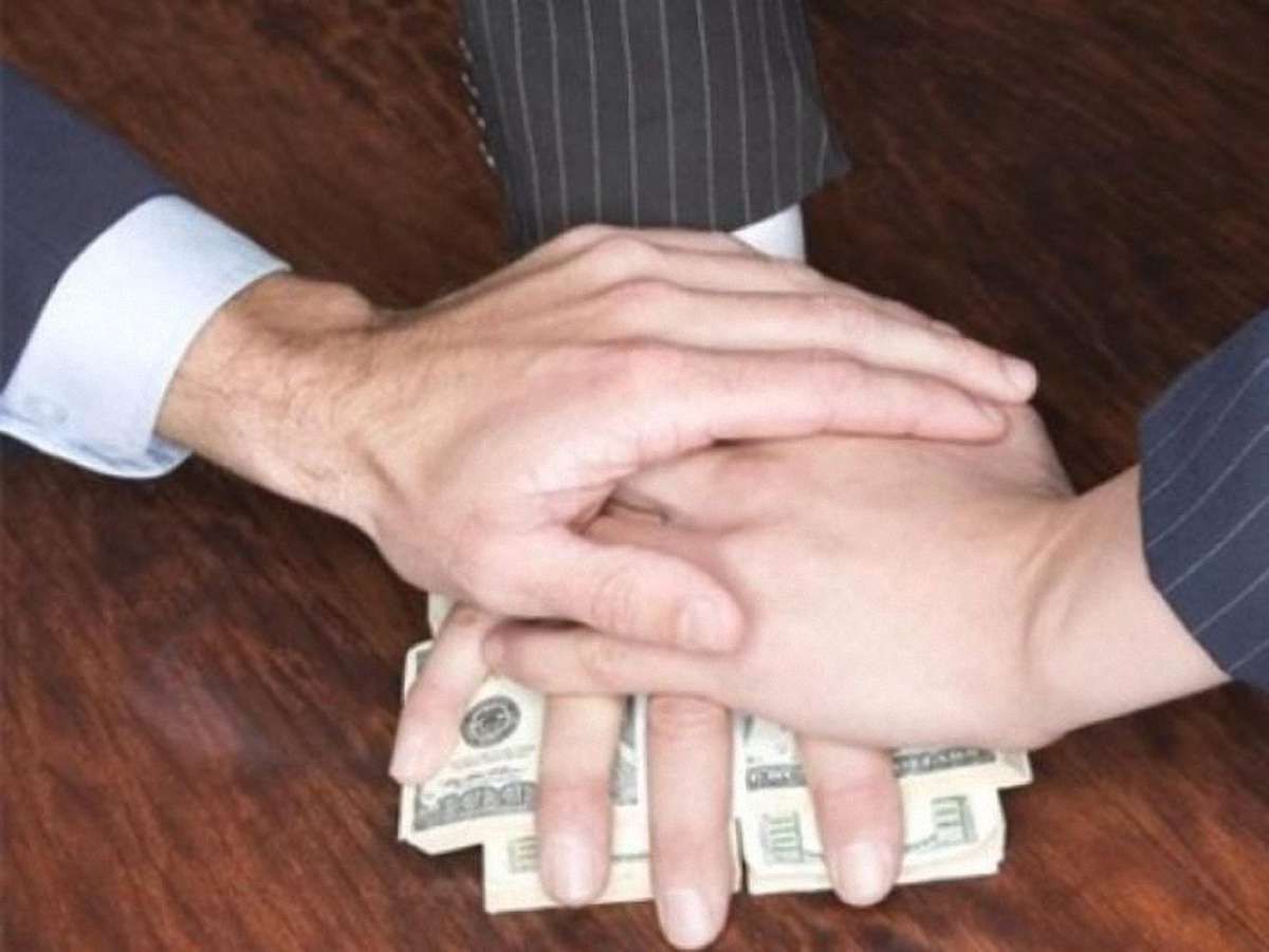 Лише 10% українців за рік давали хабар за адмінпослуги