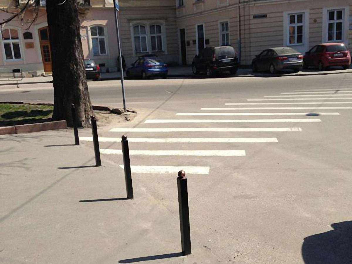 У центрі Львова в сквері встановили стовпці, щоб не заїжджали авто