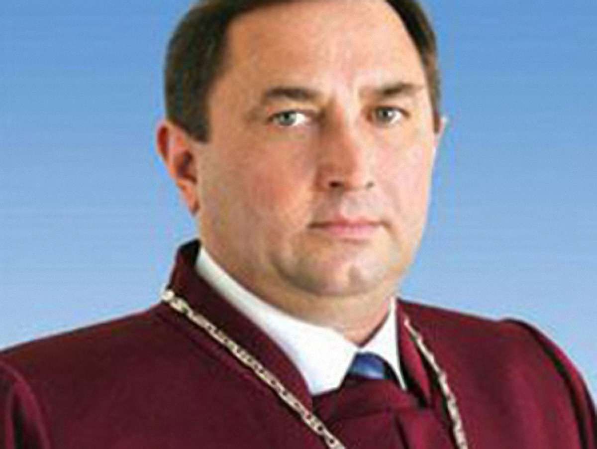 Янукович звільнив суддю Конституційного суду