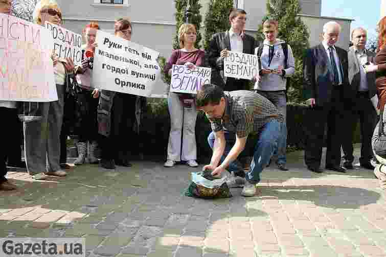 Півтисячі тернополян пікетують міську раду
