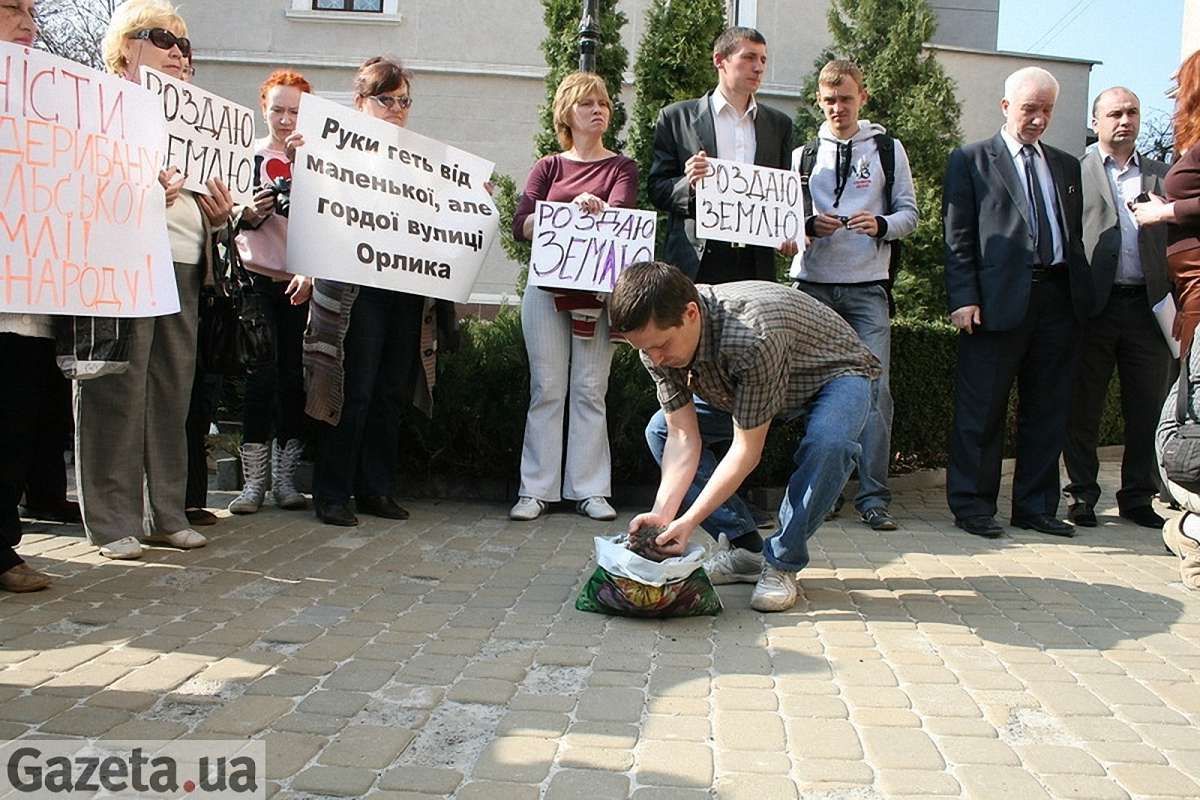 Півтисячі тернополян пікетують міську раду