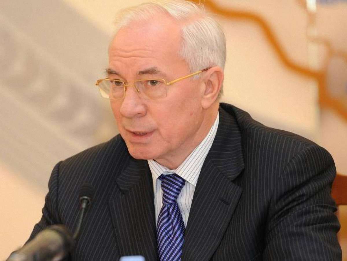 Азаров вважає незаконною заборону символіки 9 травня
