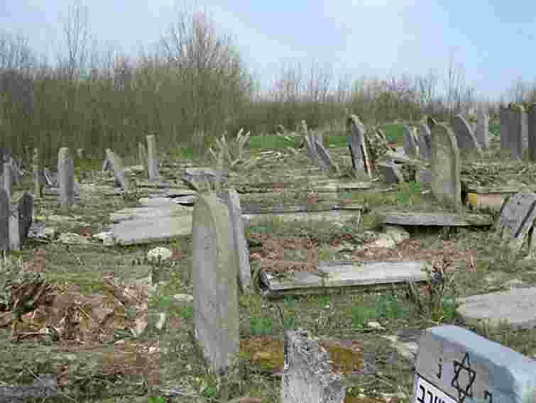 На Вінниччині вандали на єврейському кладовищі розбили 66 могил