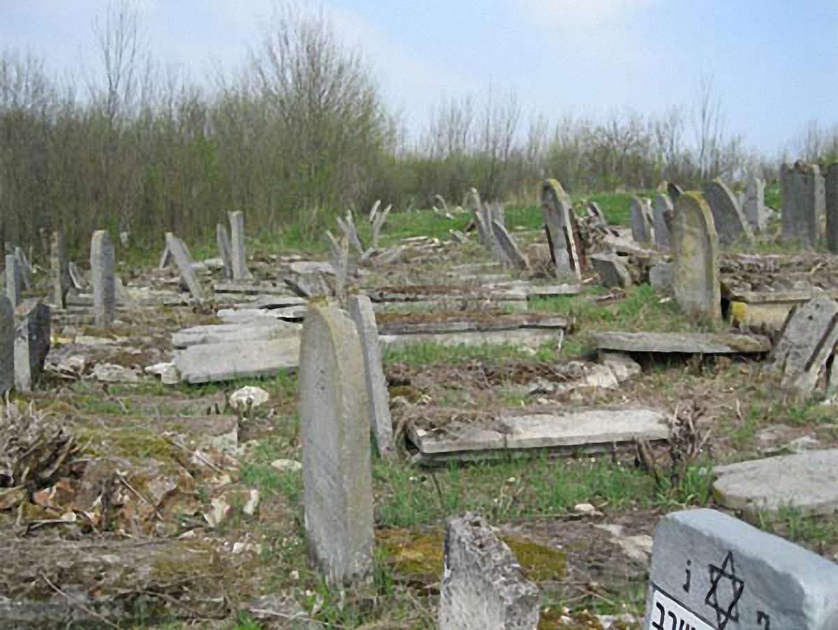 На Вінниччині вандали на єврейському кладовищі розбили 66 могил