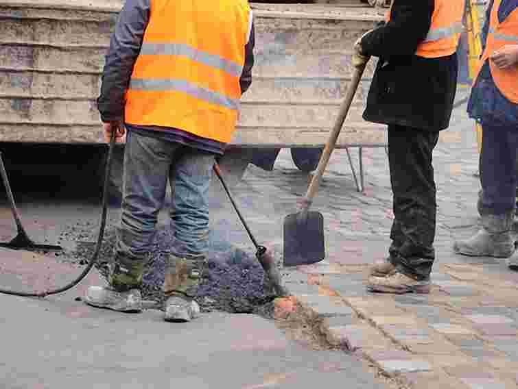 У Львові продовжують латати ями на дорогах