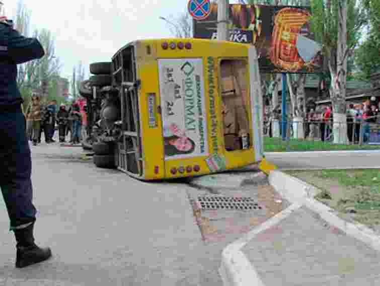 У Маріуполі маршрутка перекинулася на повороті: 25 травмованих