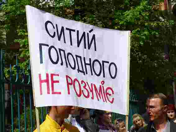 Львівські комунальники пікетували казначейство через борг зі зарплати
