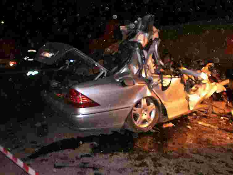 На Тернопільщині Mercedes в’їхав у КамАЗ: троє загиблих. Фото