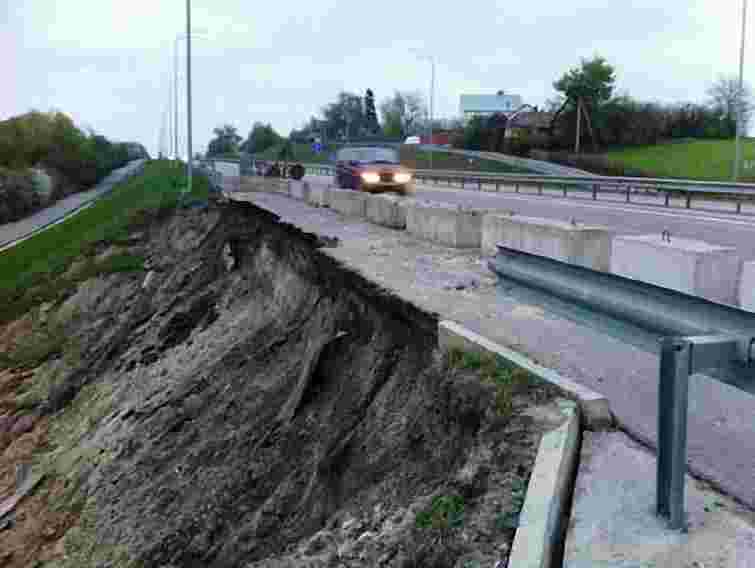 На Рівненщині розвалюється дорога Київ-Чоп. Фото