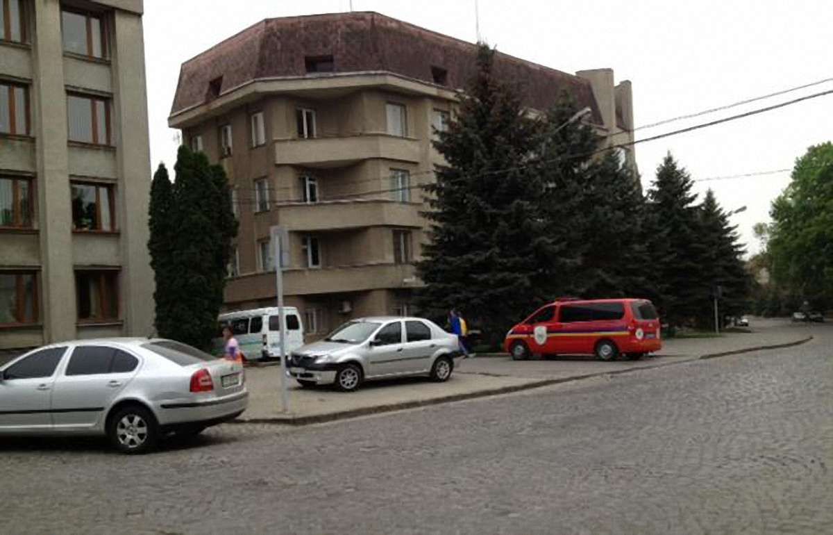 В Ужгороді підпалили авто просто на подвір’ї мерії
