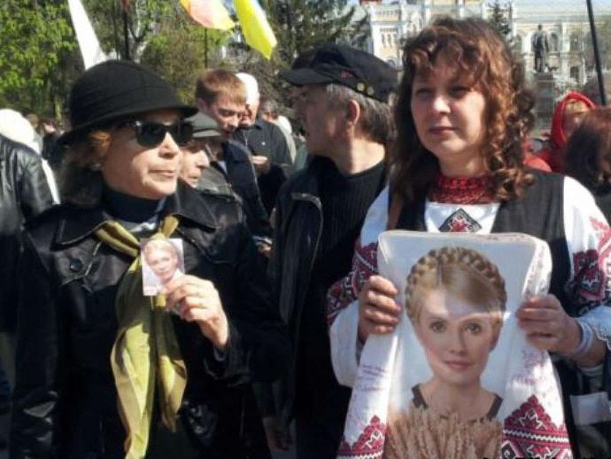 Під лікарню до Тимошенко прийшли близько ста прихильників