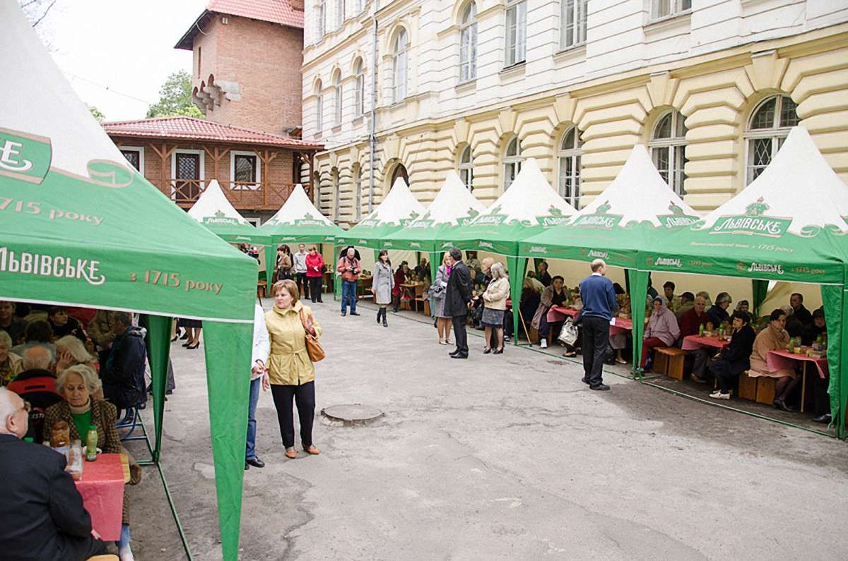 У Львові відбувся великодній сніданок для 350 потребуючих львів’ян