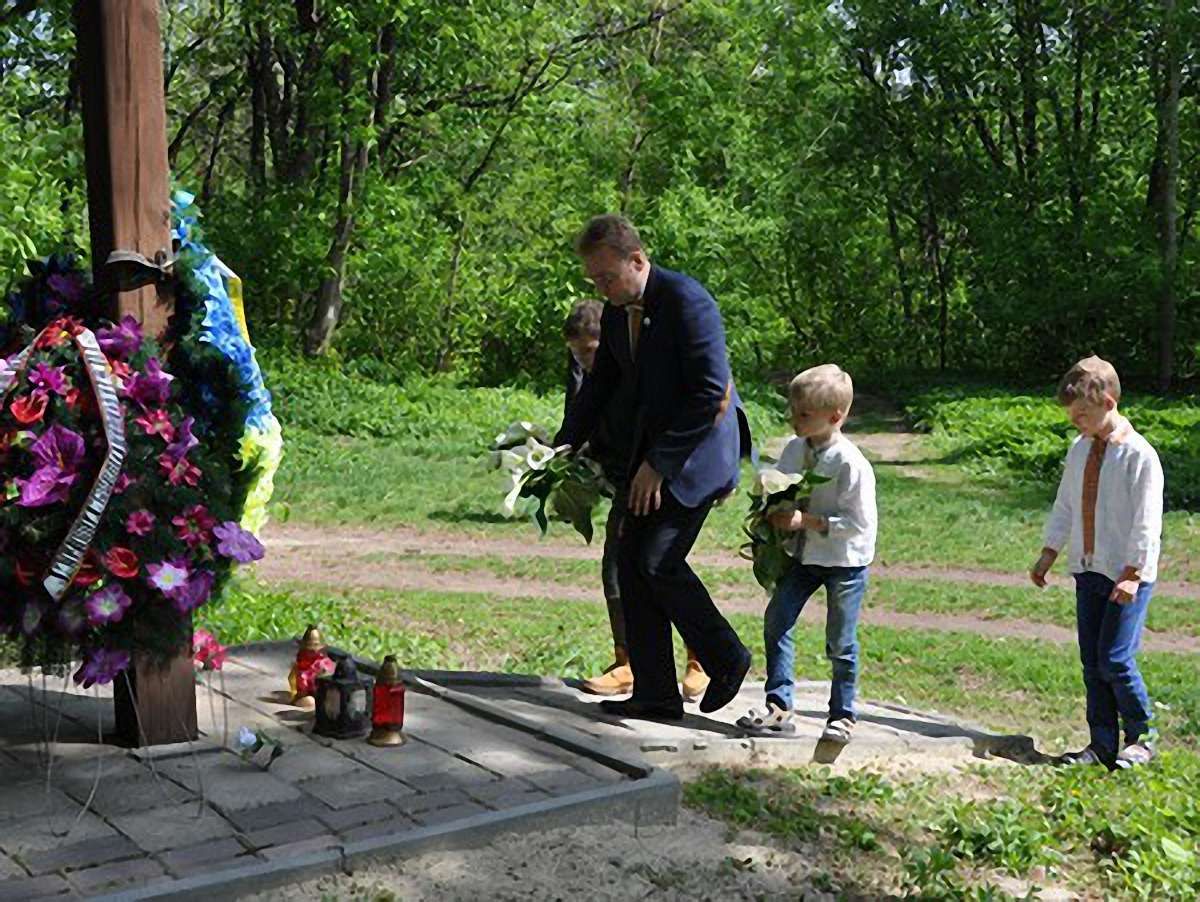 Садовий з родиною вшанував пам'ять жертв Другої світової війни. Фото