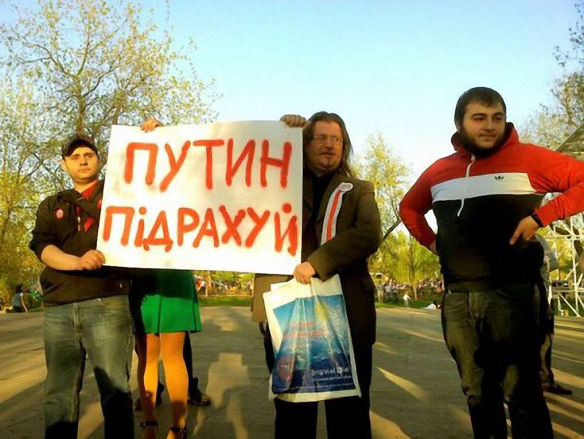 У Москві поліція затримала активістів з плакатами «Путін пiдрахуй»