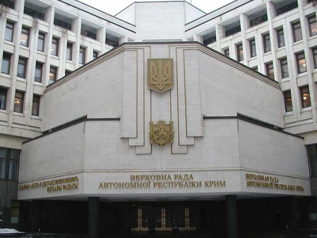 Над Верховною Радою Криму підняли червоний прапор