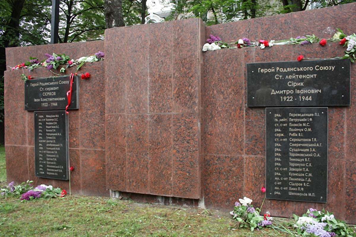 В Івано-Франківську КПУ та ПР пройшли маршем, а "Свобода" пікетувала