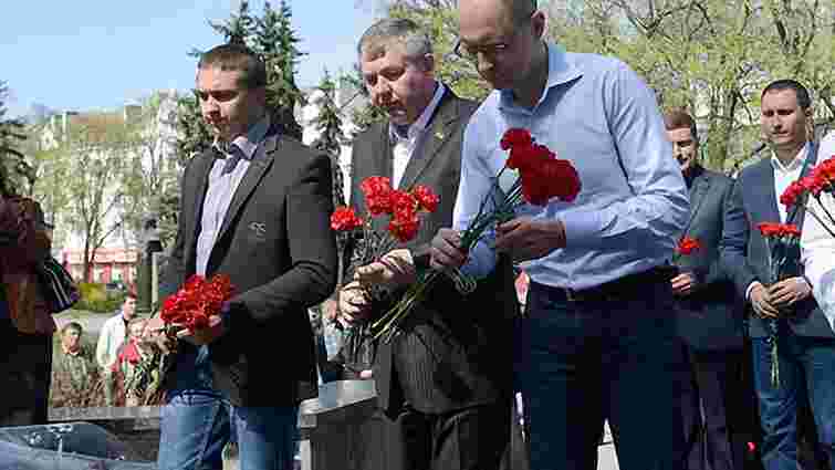 Яценюк зі соратниками поклали квіти до Меморіалу Слави