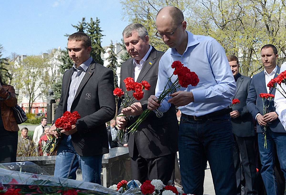 Яценюк зі соратниками поклали квіти до Меморіалу Слави