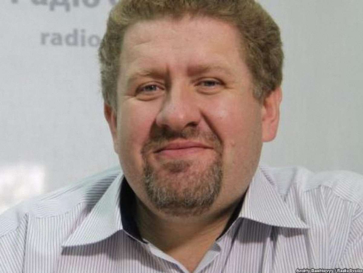 У кожному селі свої дурні, - політолог про бійки на День перемоги