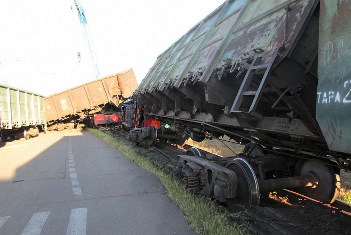 У Миколаєві вночі зійшов з рейок вантажний потяг