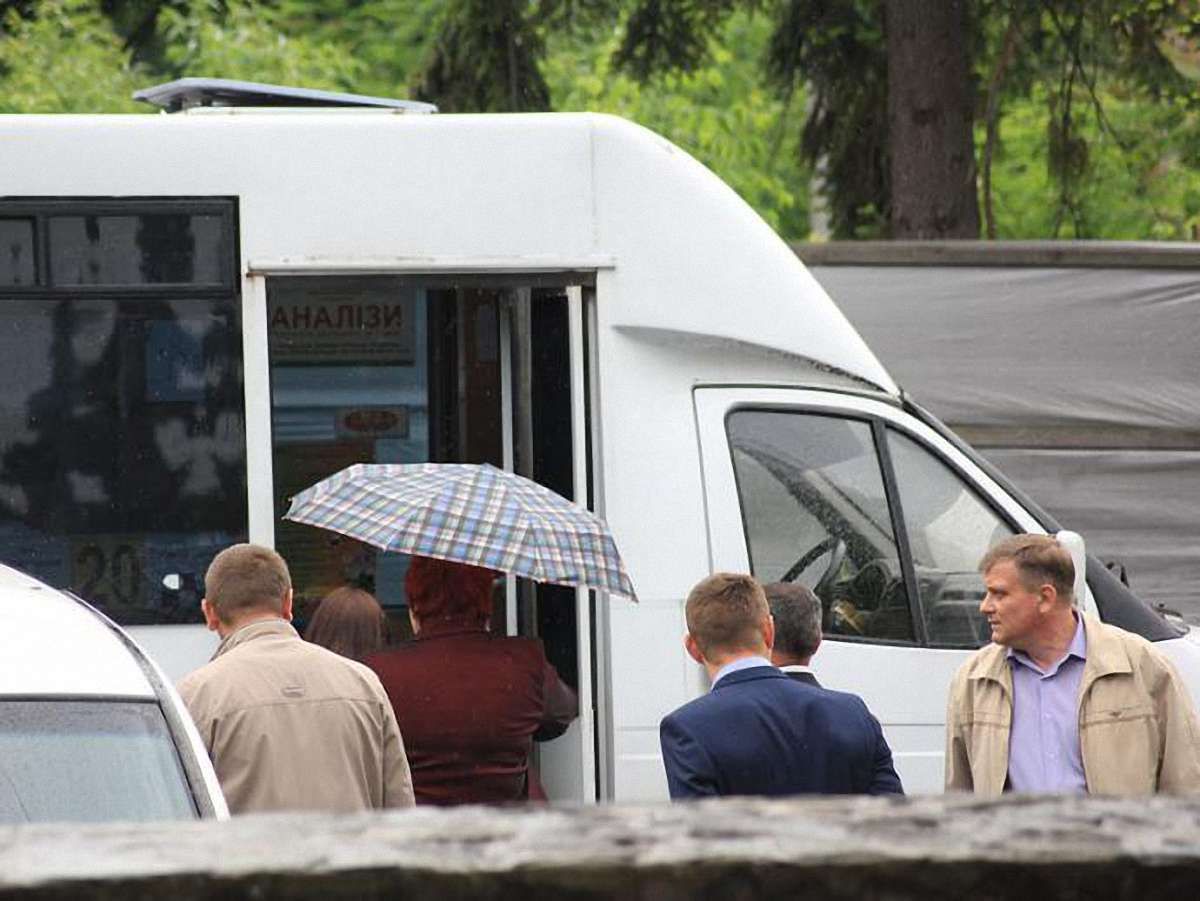 Регіонали вивезли чиновників Ужгорода на антифашистський мітинг