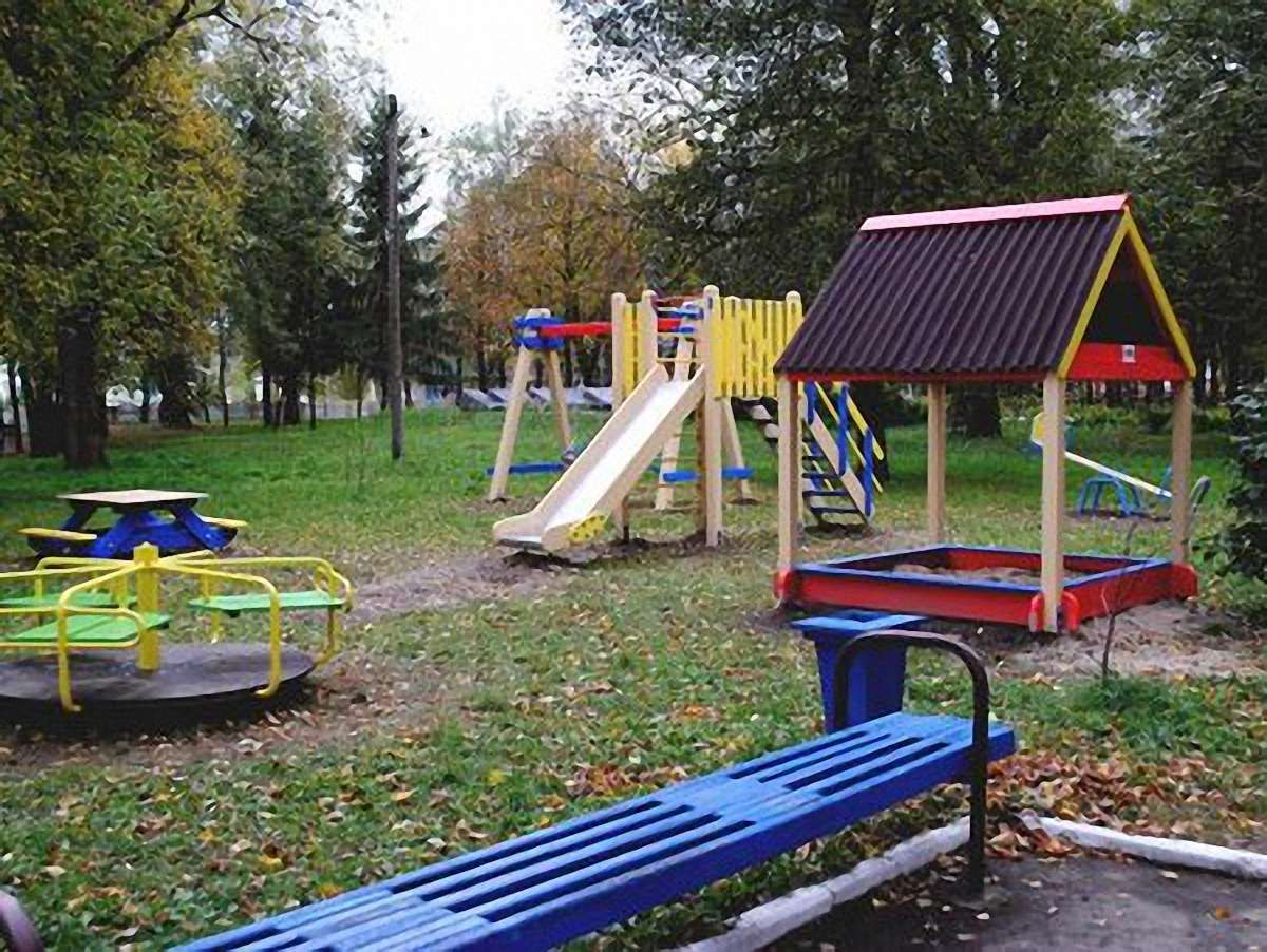 У Бердичеві на дитмайданчику балка від гойдалки вбила дитину
