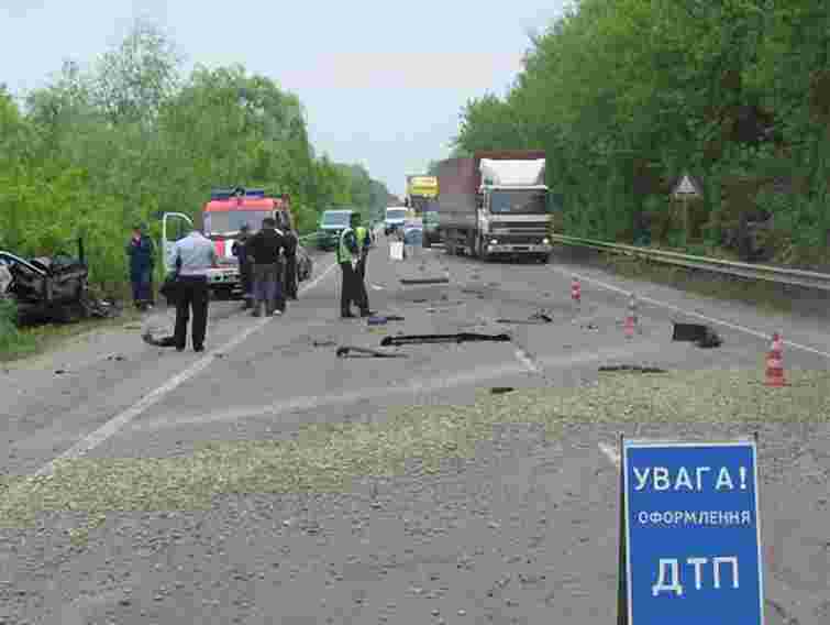 Лобове зіткнення авто на Київ-Чоп: 1 особа загинула, 2 - в лікарні