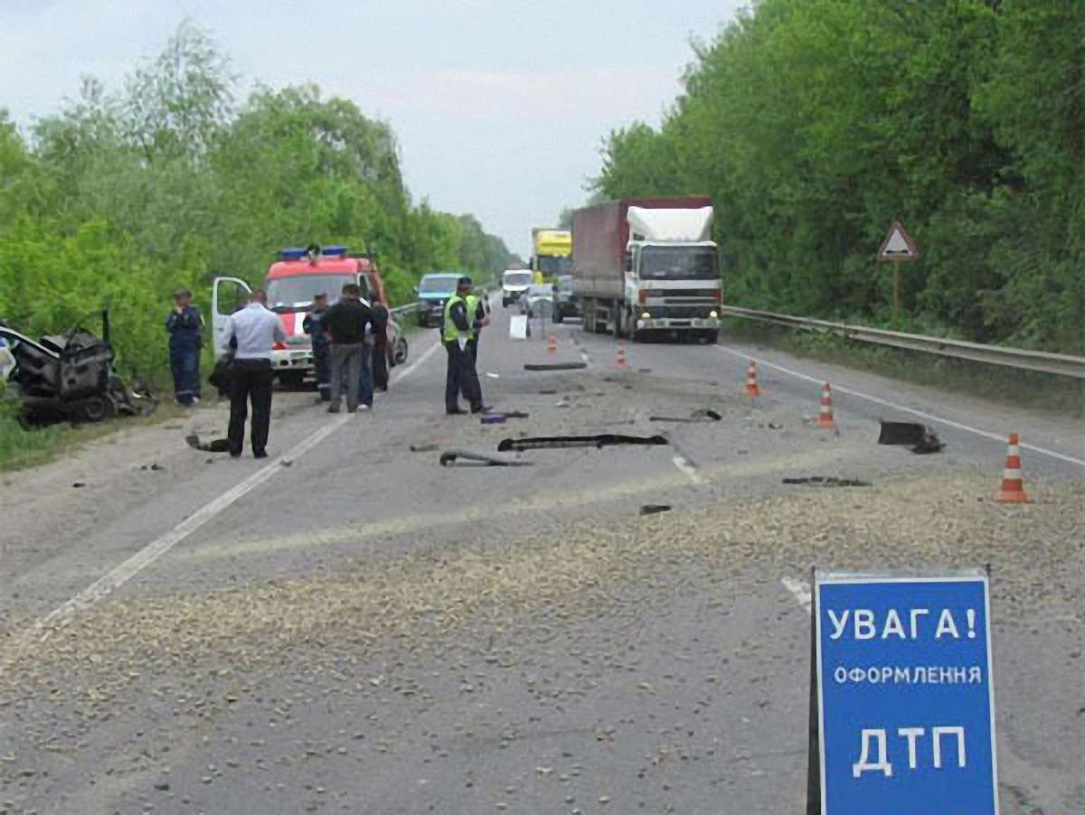 Лобове зіткнення авто на Київ-Чоп: 1 особа загинула, 2 - в лікарні
