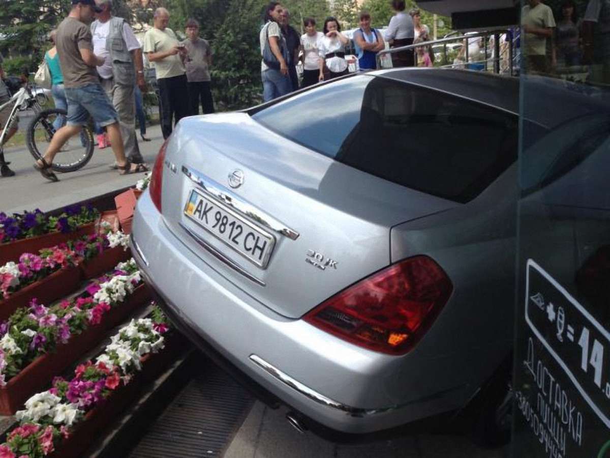В Сімферополі жінка-водій на Nissan в’їхала у вітрину піцерії