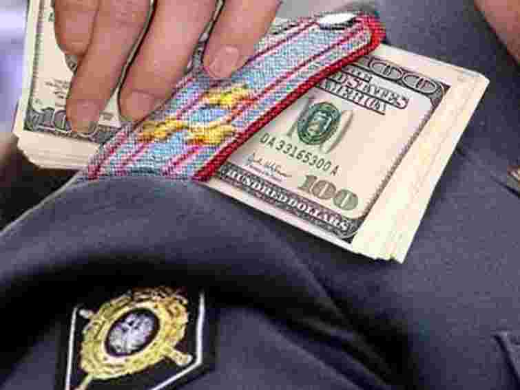 У Рівному міліціонера-хабарника взяли під варту