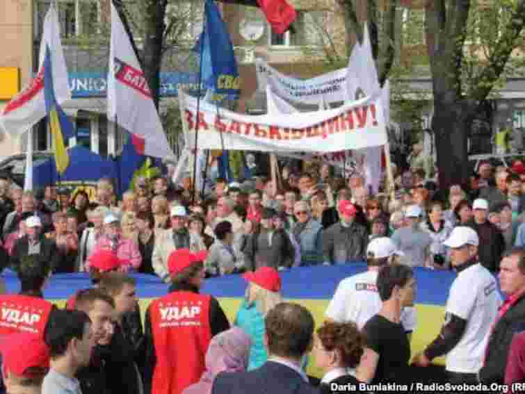 Антифашисти принесли квіти до Ватутіна, опозиція рушила на Софійську площу