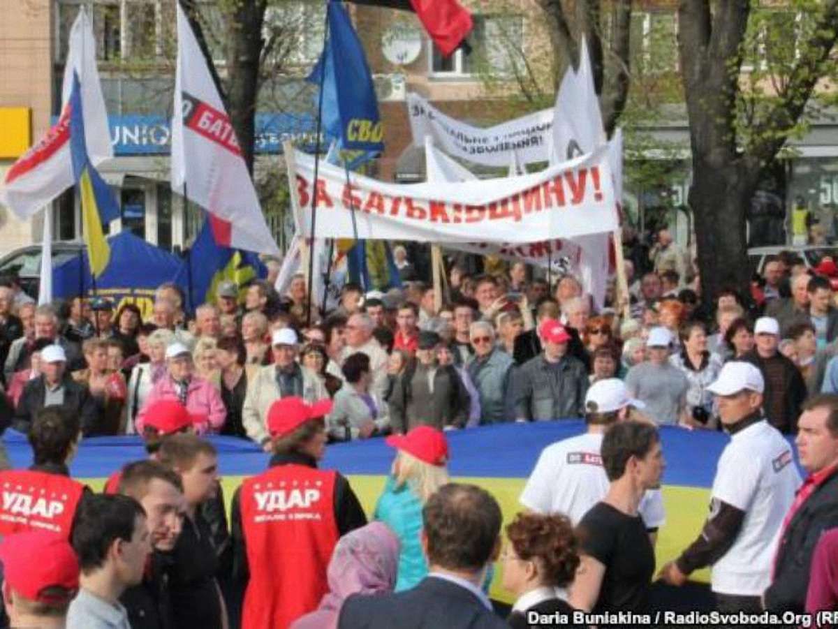 Антифашисти принесли квіти до Ватутіна, опозиція рушила на Софійську площу