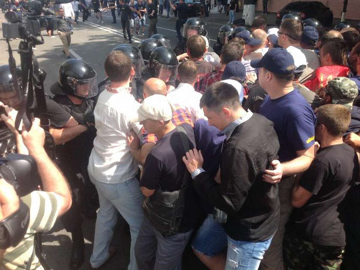 У Києві побилися прихильники регіоналів зі свободівцями.Фото