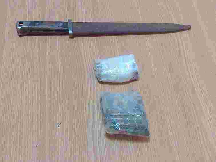 Буковинець ніс у Румунію на продаж штик-ніж та набої