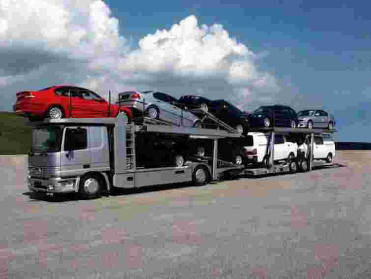 У квітні в Україні випустили вдвічі менше авт, ніж торік