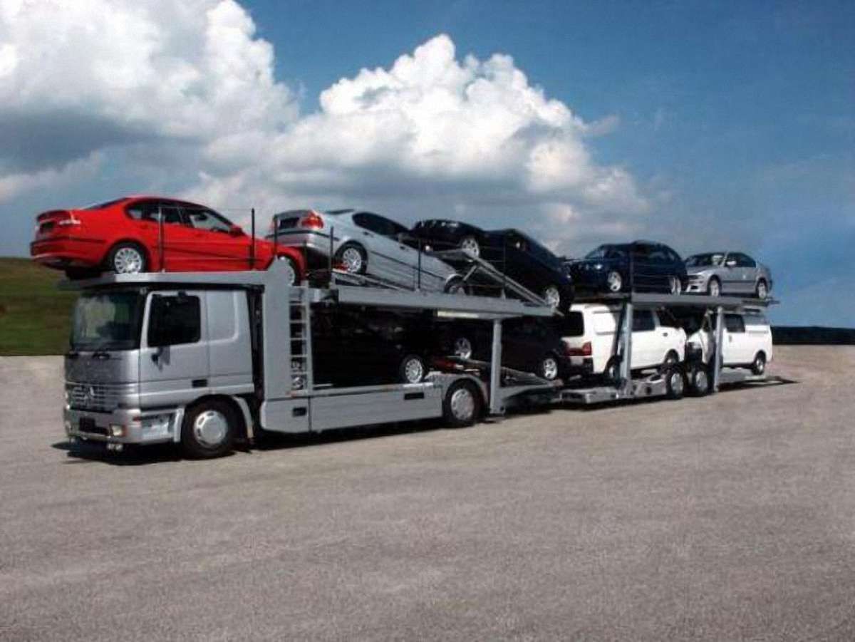 У квітні в Україні випустили вдвічі менше авт, ніж торік