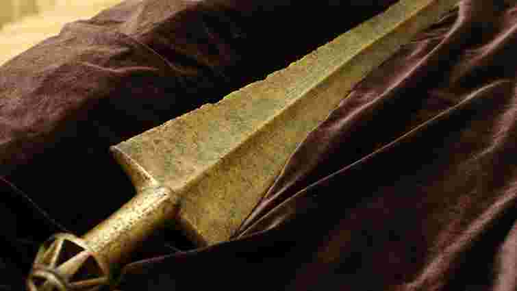 Учням Львова показали кімерійський меч, якому майже 3 тис. років