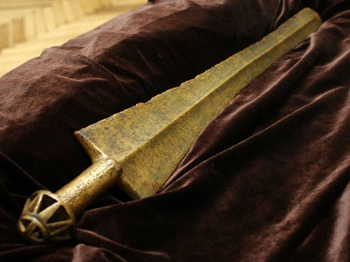 Учням Львова показали кімерійський меч, якому майже 3 тис. років