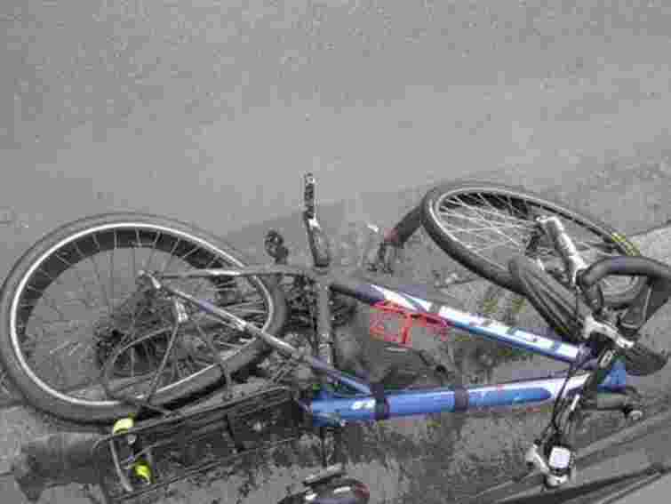 На Львівщині водій легковика збив велосипедистку і втік