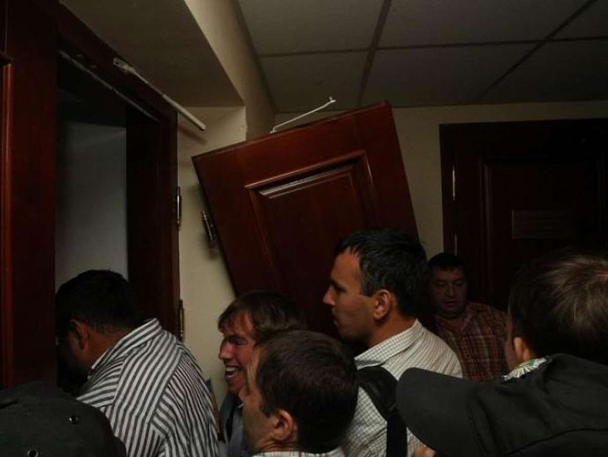 Нардепи-«свободівці» виламали двері, щоб потрапити у Київраду. Фото