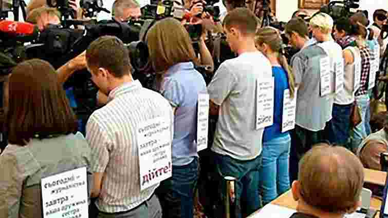 Біля Кабміну мітингують журналісти на підтримку своїх колег