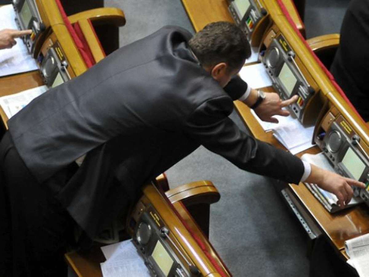Уже 83 нардепів підловили на кнопкодавстві. Список