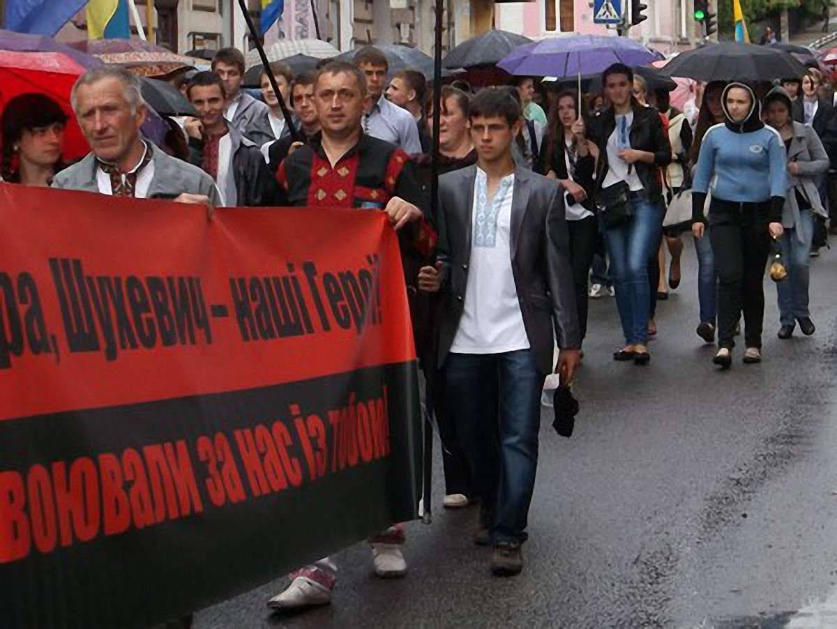 У День героїв тернополяни організували марш у вишиванках