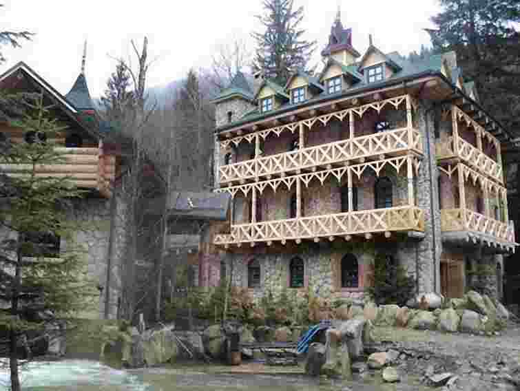 Ющенко добудовує розкішний карпатський замок. Фото